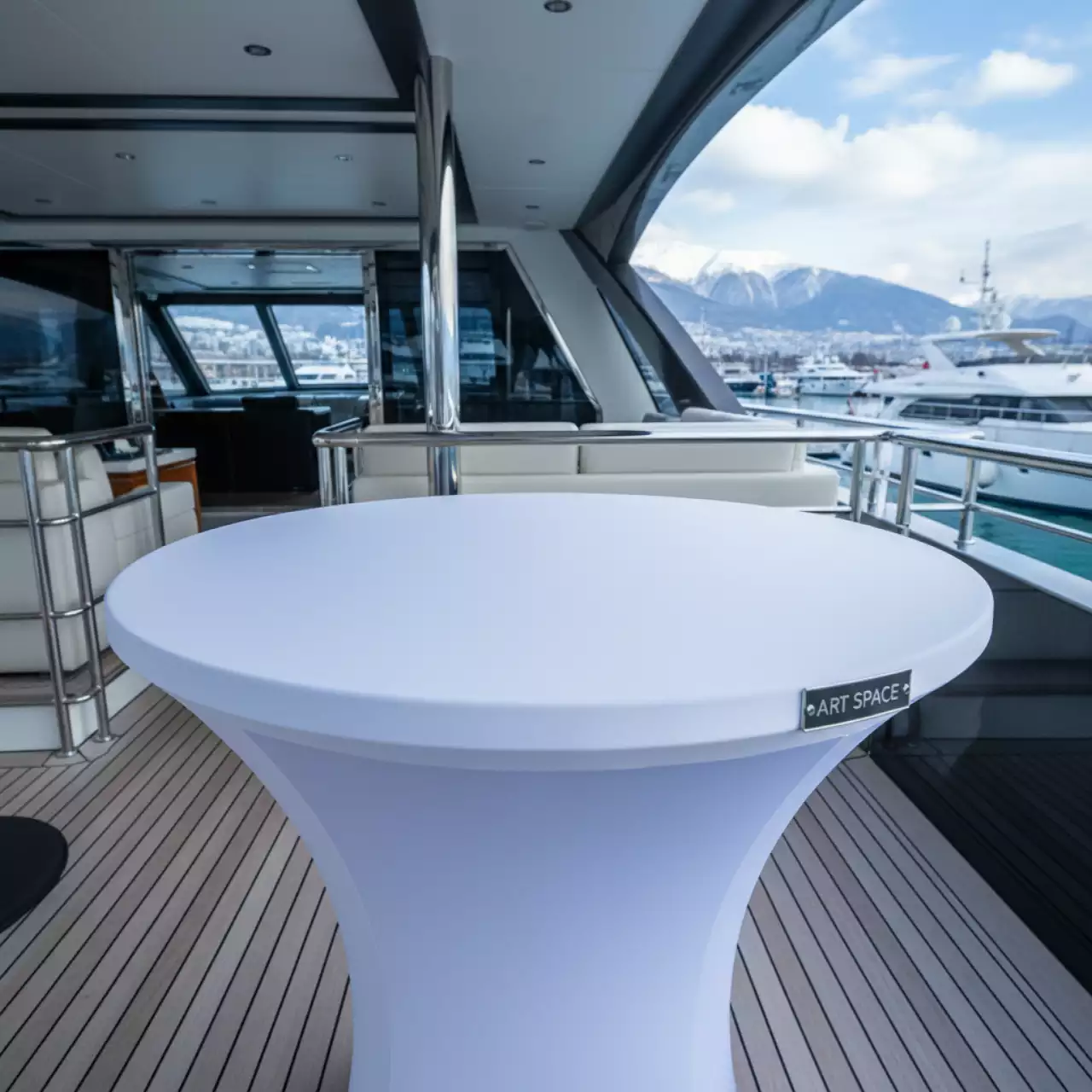 Аренда Накладка на коктейльный стол белая D 70 см на VIP-яхте (Имеретинский порт) — ART SPACE