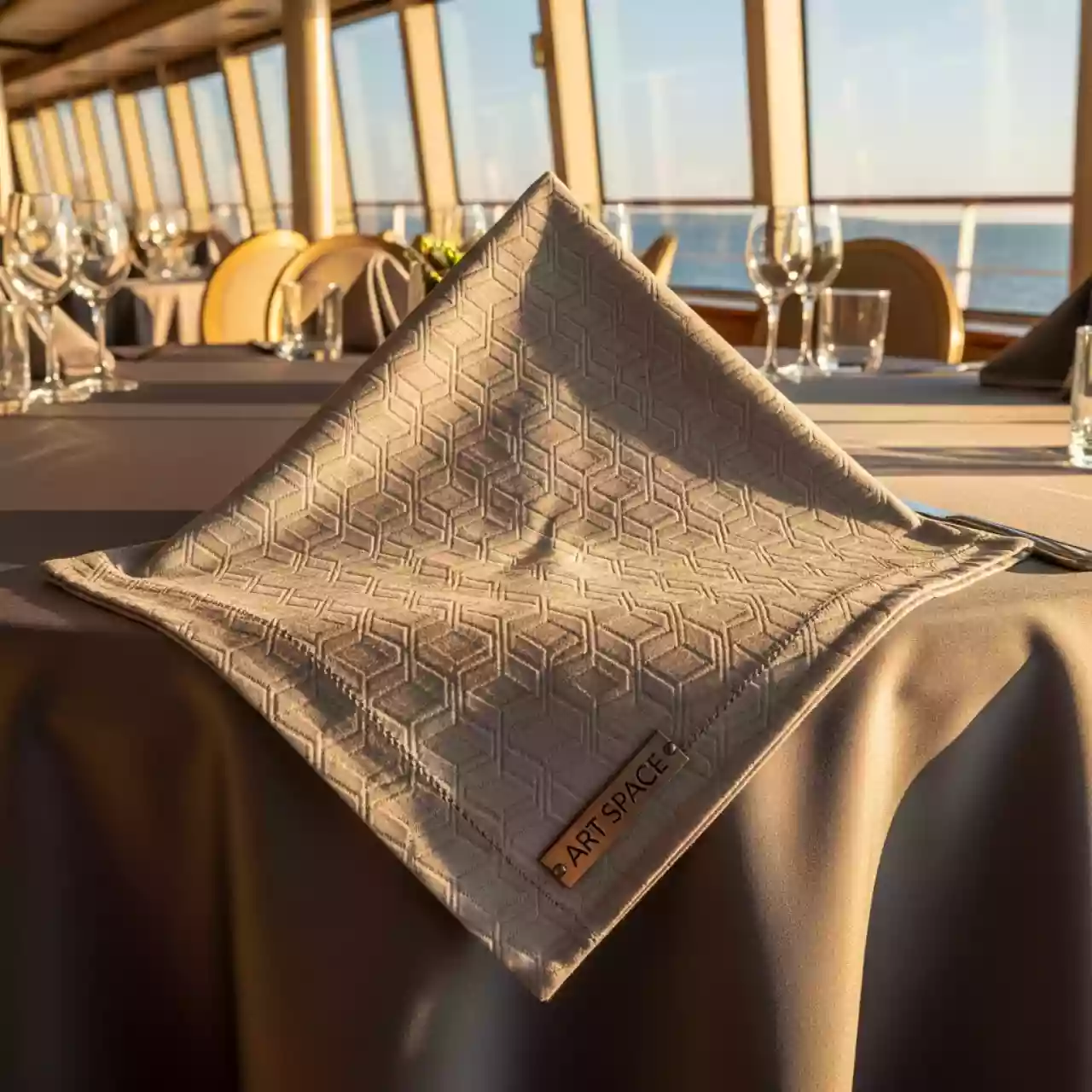 Аренда Наперон квадратный нап 002 на теплоходе «Дагомыс» — ART SPACE