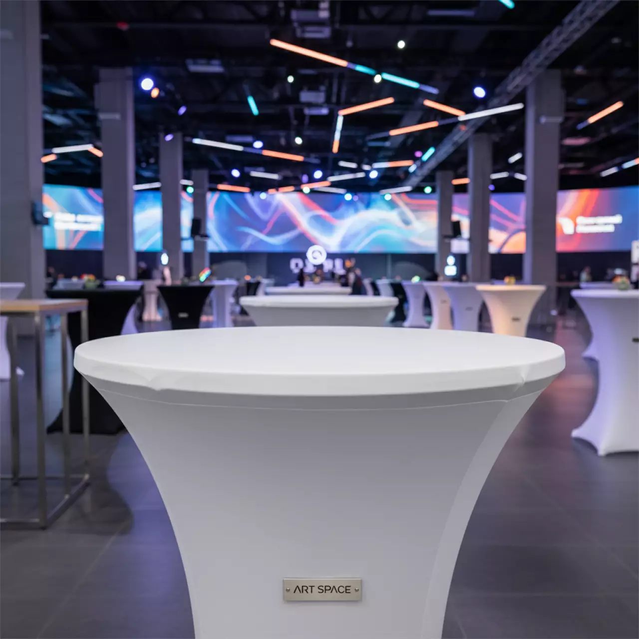 Аренда Наперон стрейч Шапочка для коктейльного стола белый D 80 см в ОКЦ «Галактика» — ART SPACE