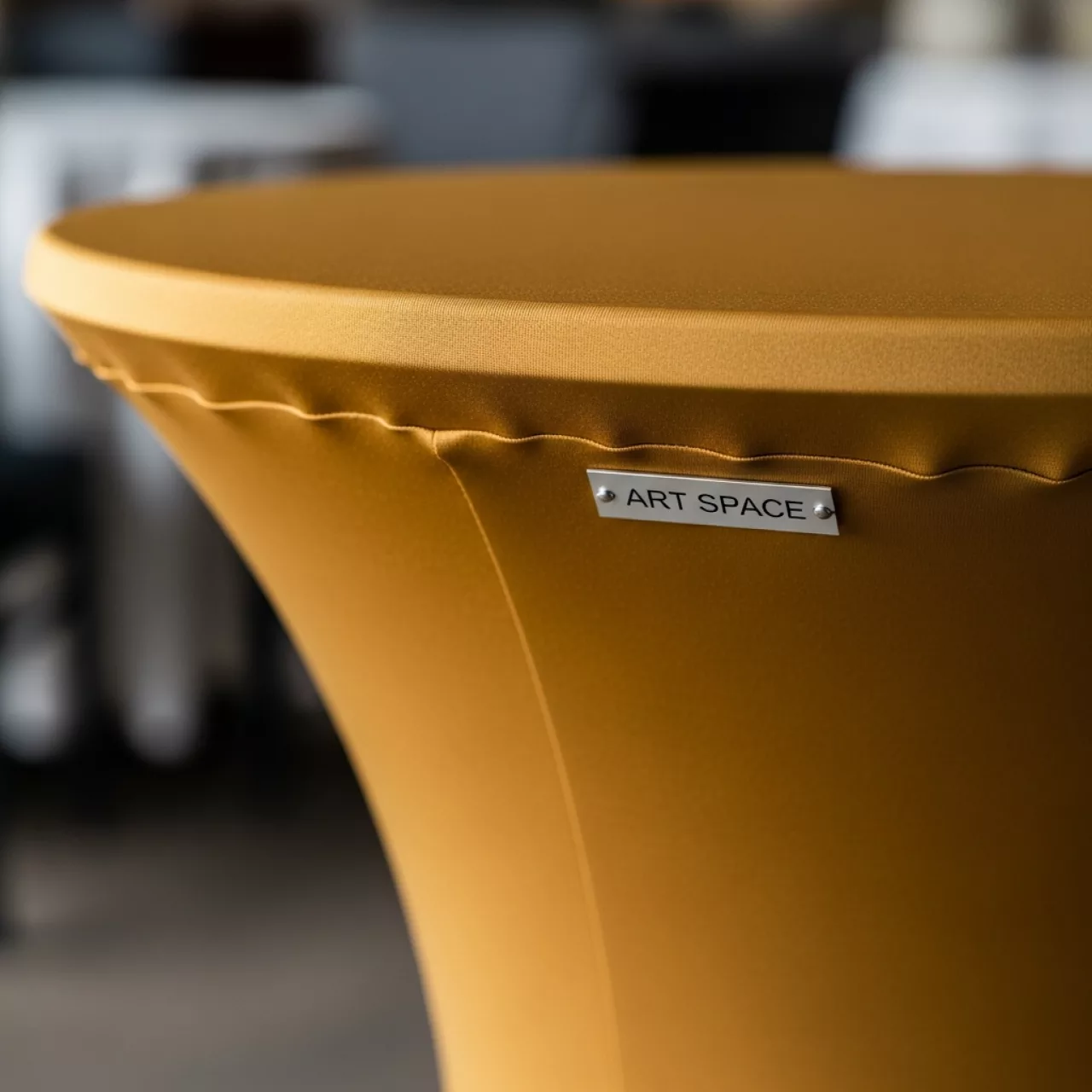 Аренда Наперон стрейч Шапочка для коктейльного стола золотой 70 см в ресторане «D.O.M» — ART SPACE