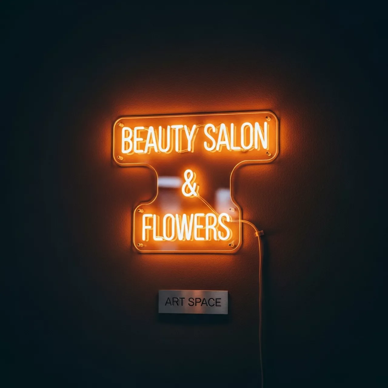 Аренда Неоновая вывеска для салона красоты SPA и цветочного магазина в ОКЦ «Галактика» — ART SPACE