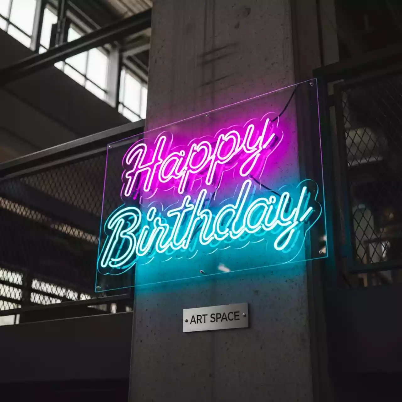 Аренда Неоновая вывеска Happy Birthday в Сириус Арене — ART SPACE
