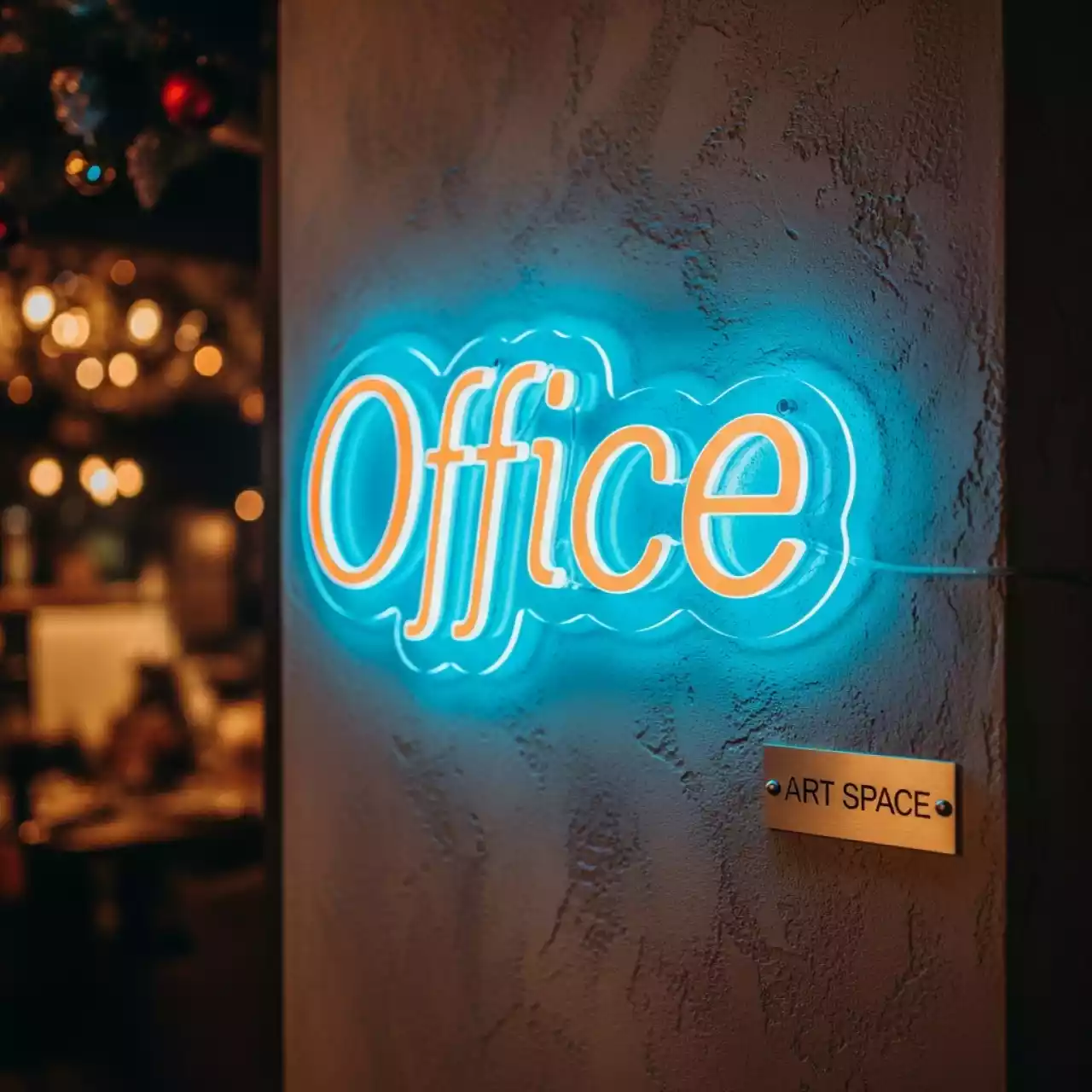 Аренда Неоновая вывеска Офис в ресторане «Плакучая Ива» — ART SPACE