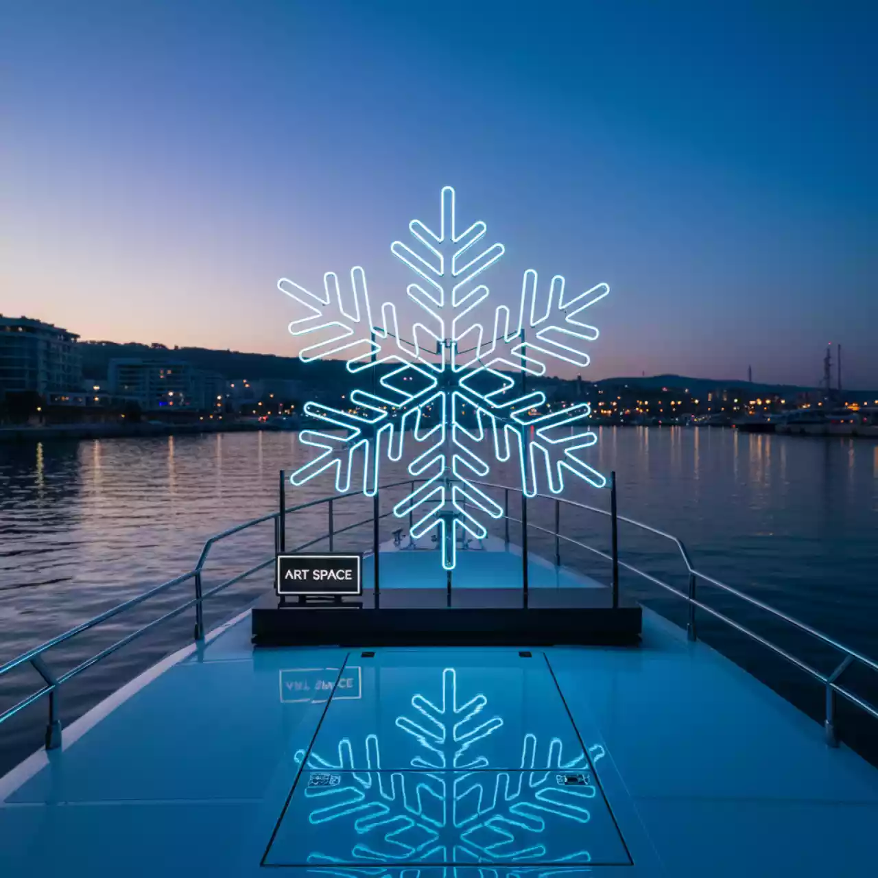 Аренда Неоновая вывеска Снежинки на VIP-яхте (Имеретинский порт) — ART SPACE