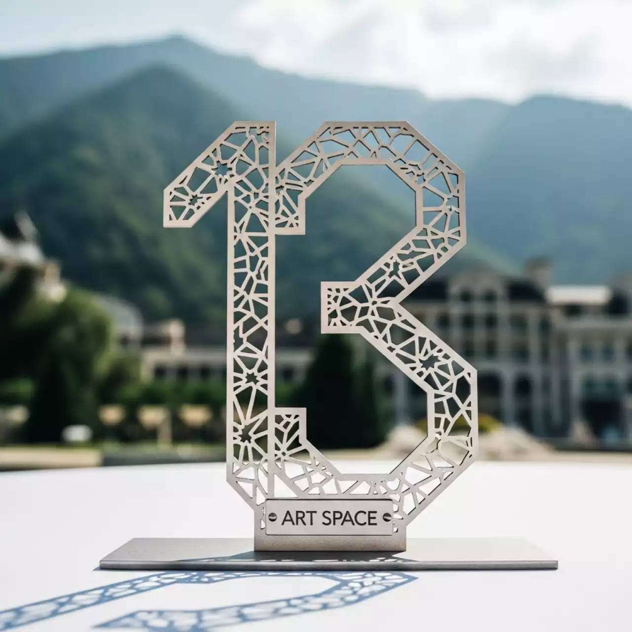 Аренда Номера столов резные в Гранд Отель Поляна — ART SPACE