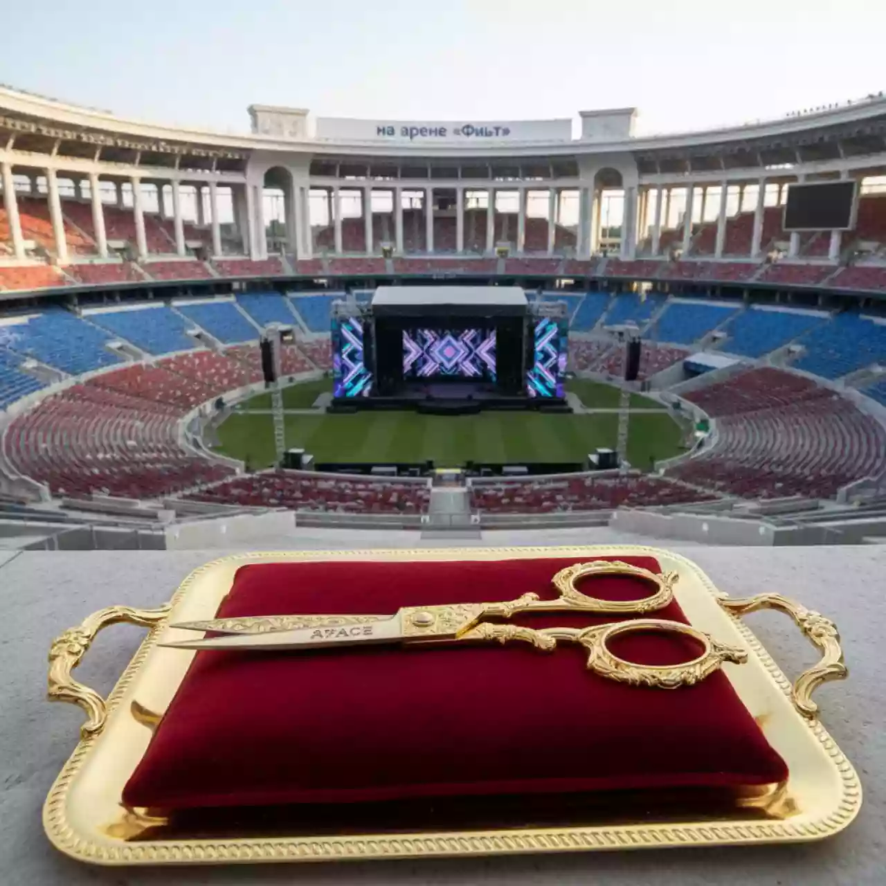 Аренда Ножницы для перерезания красной ленты и подушка поднос красная на арене «Фишт» — ART SPACE