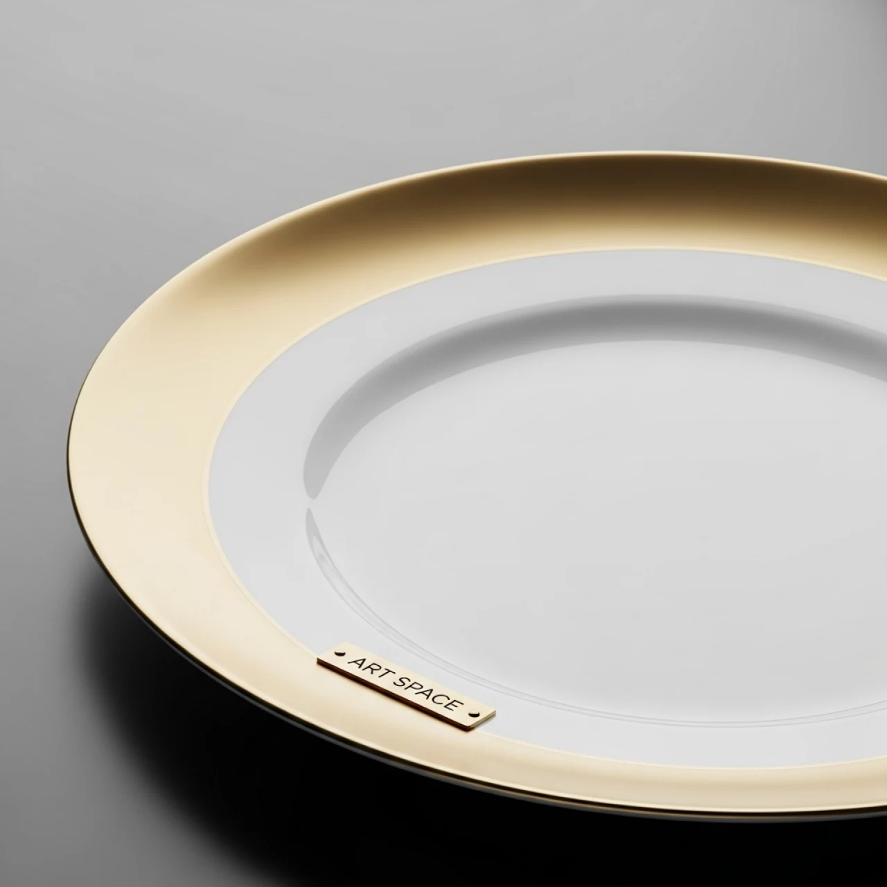 Аренда Обеденная тарелка Тайга белая с золотым кантом на территории Морпорта Сочи — ART SPACE