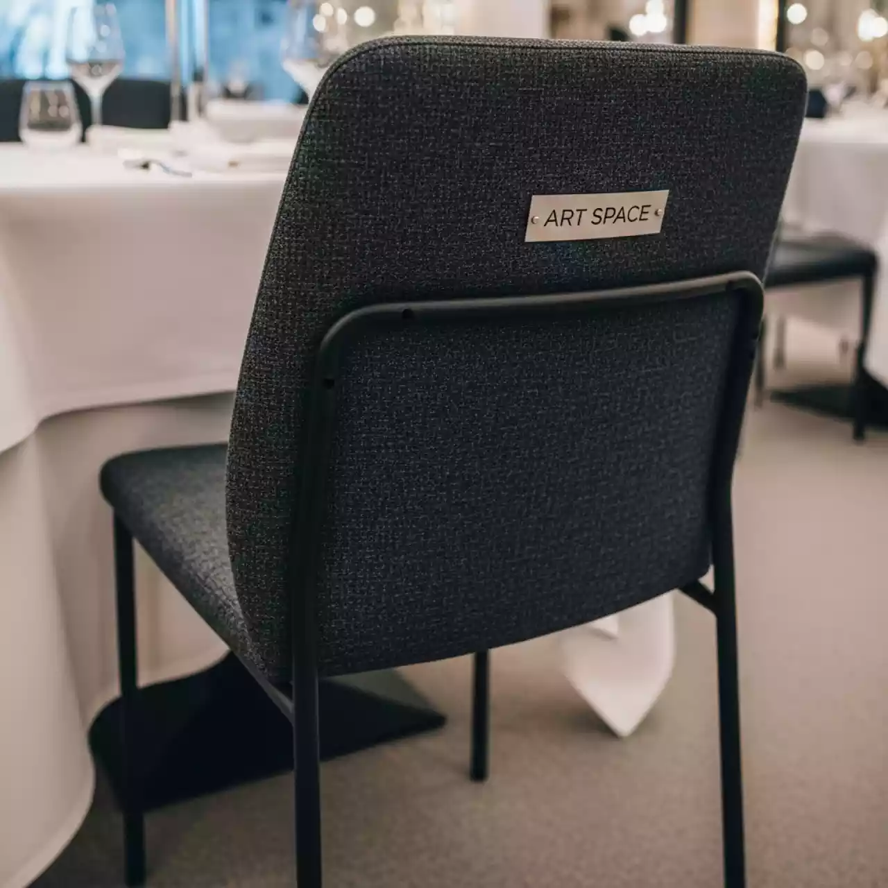 Аренда Обеденное кресло Flow темно серый в ресторане «Voda» — ART SPACE