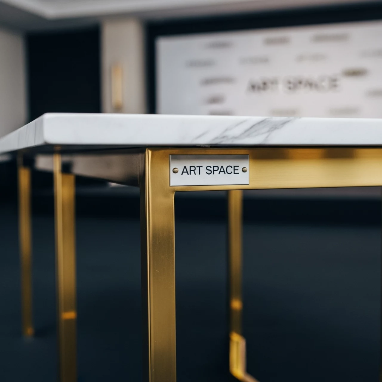 Аренда Обеденный стол Джун Мат белый мрамор золото в Гранд Отель Поляна — ART SPACE