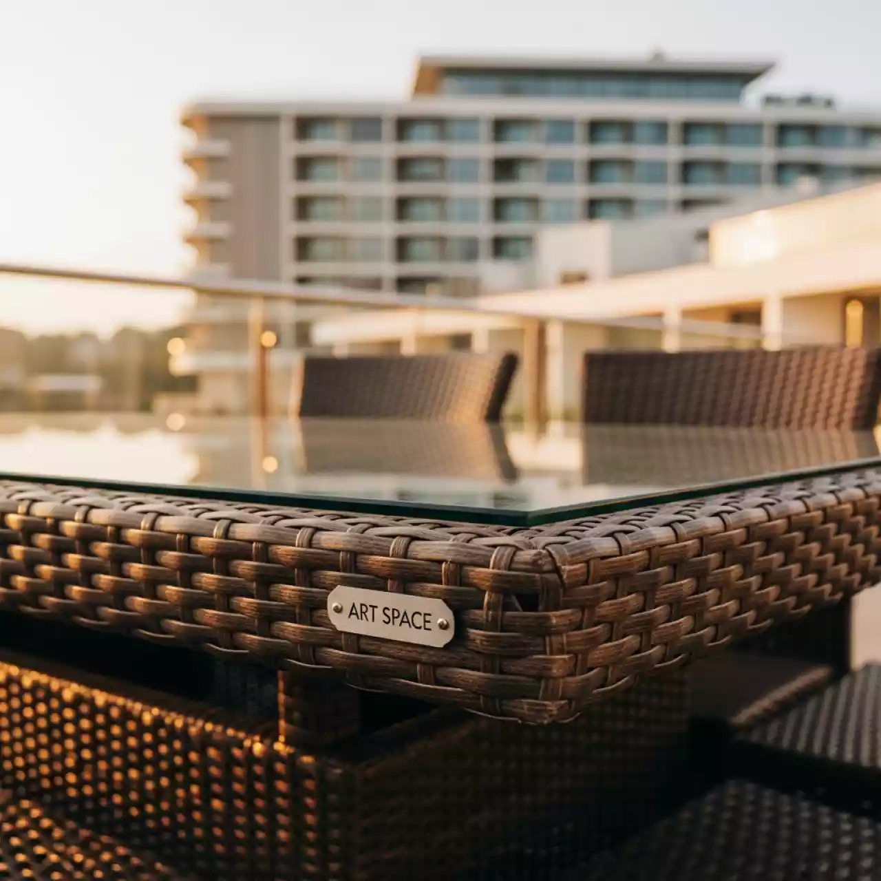 Аренда Обеденный стол FIONA коричневый из искусственного ротанга в Bridge Resort — ART SPACE