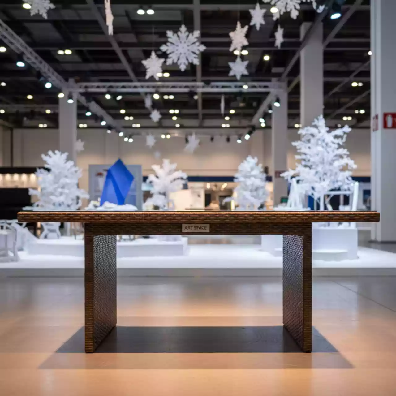 Аренда Обеденный стол коричневый искусственный ротанг FIONA в Delta Sirius — ART SPACE