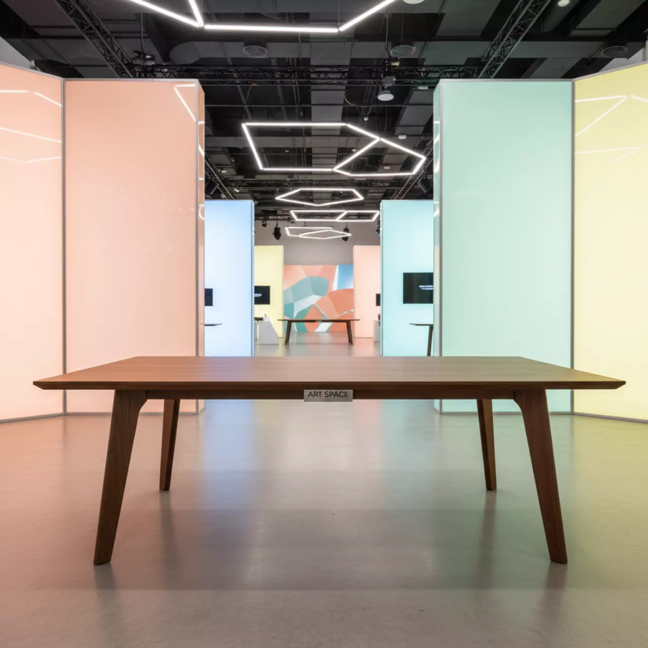 Аренда Обеденный стол орех Halmar Moonbeam в конгресс-холле отеля Жемчужина — ART SPACE