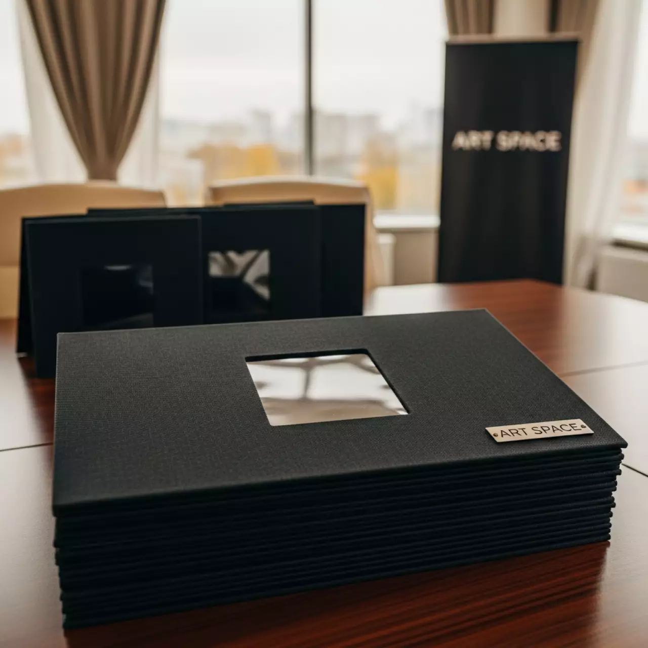 Аренда Обложки твердые Metalbind O Hard Cover Classic 217х300 мм ткань с окном альбомные белый форзац черные в Cosmos Sochi Hotel — ART SPACE