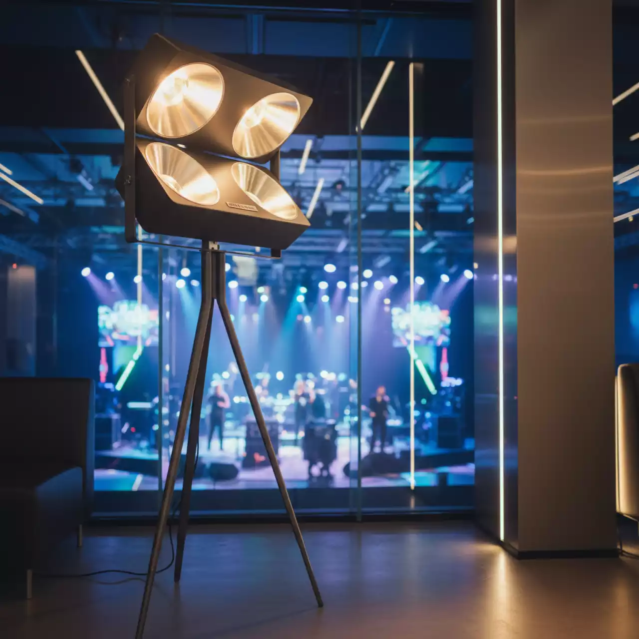 Аренда Обогреватель Heliosa 99 2 с Bluetooth и пультом 4000 Вт в ледовом дворце «Роза Хутор» — ART SPACE