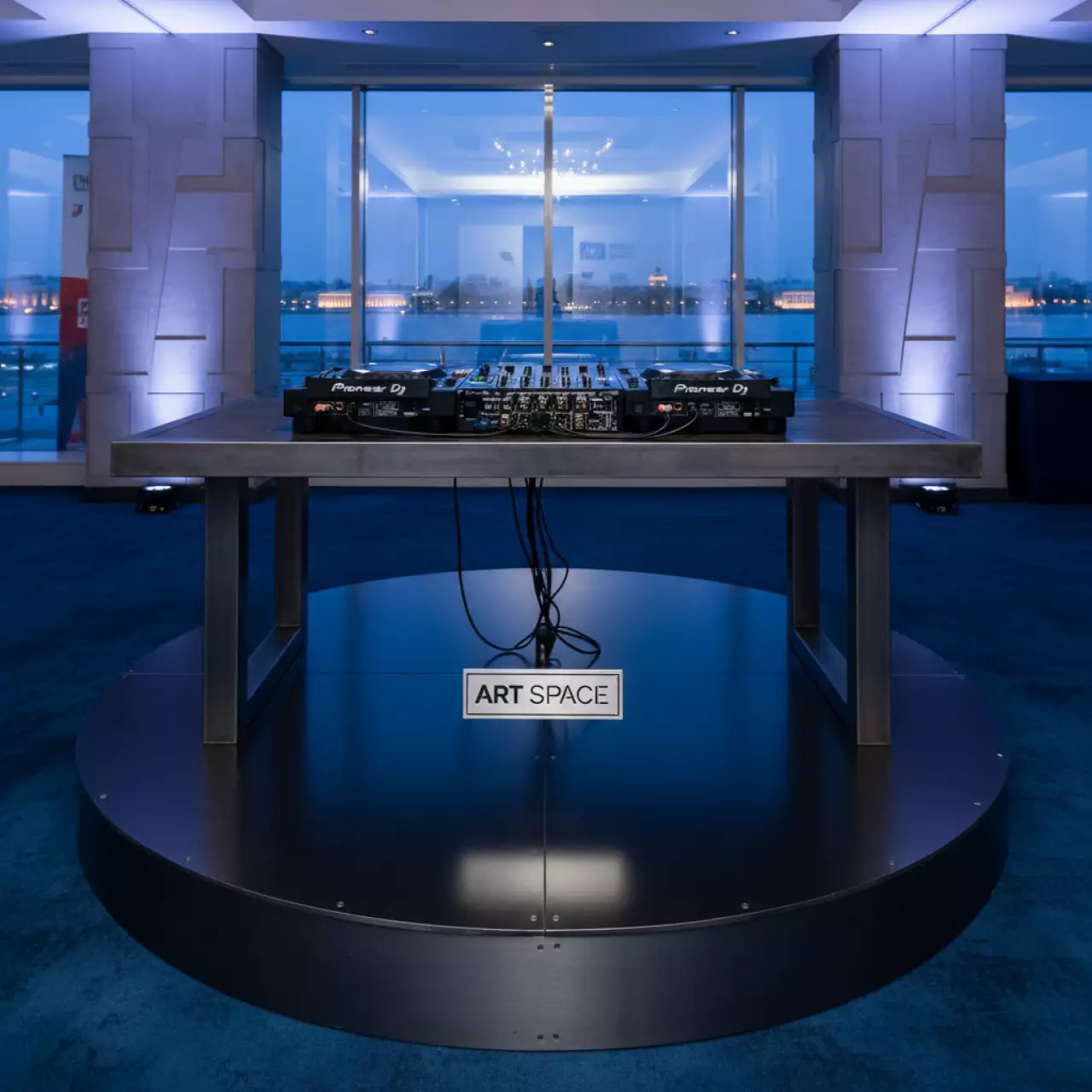 Аренда Оборудование DJ Pioneer стол звуковое оборудование подиум круглый 2 м в банкетном зале «Дельфин» — ART SPACE