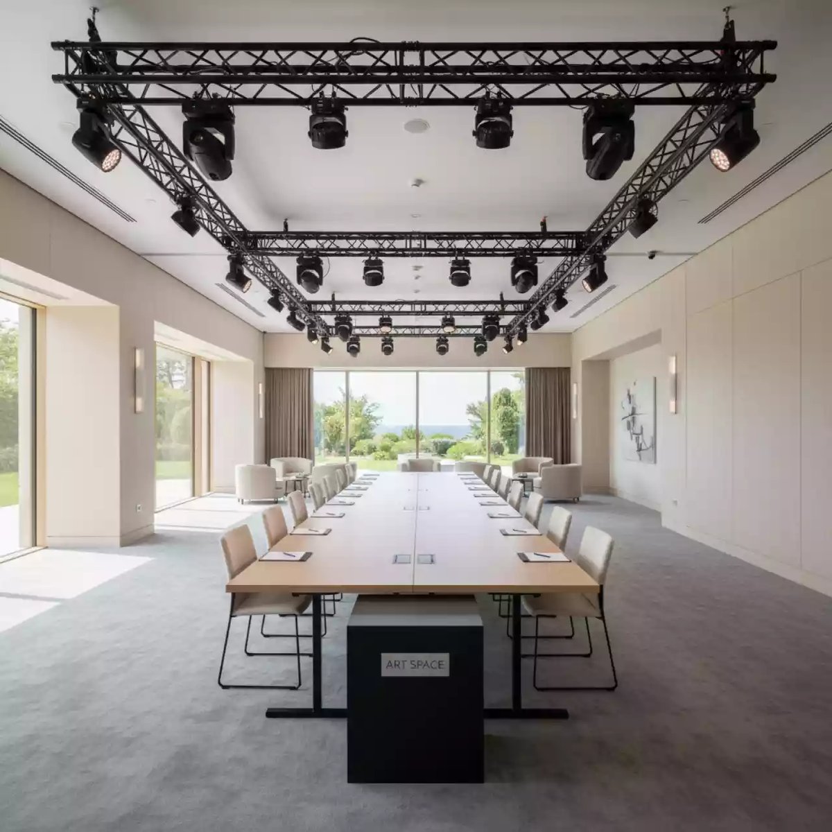 Аренда Оборудование световое профессиональное световые приборы и головы для концертов и мероприятий в Swissôtel Resort Sochi Kamelia — ART SPACE