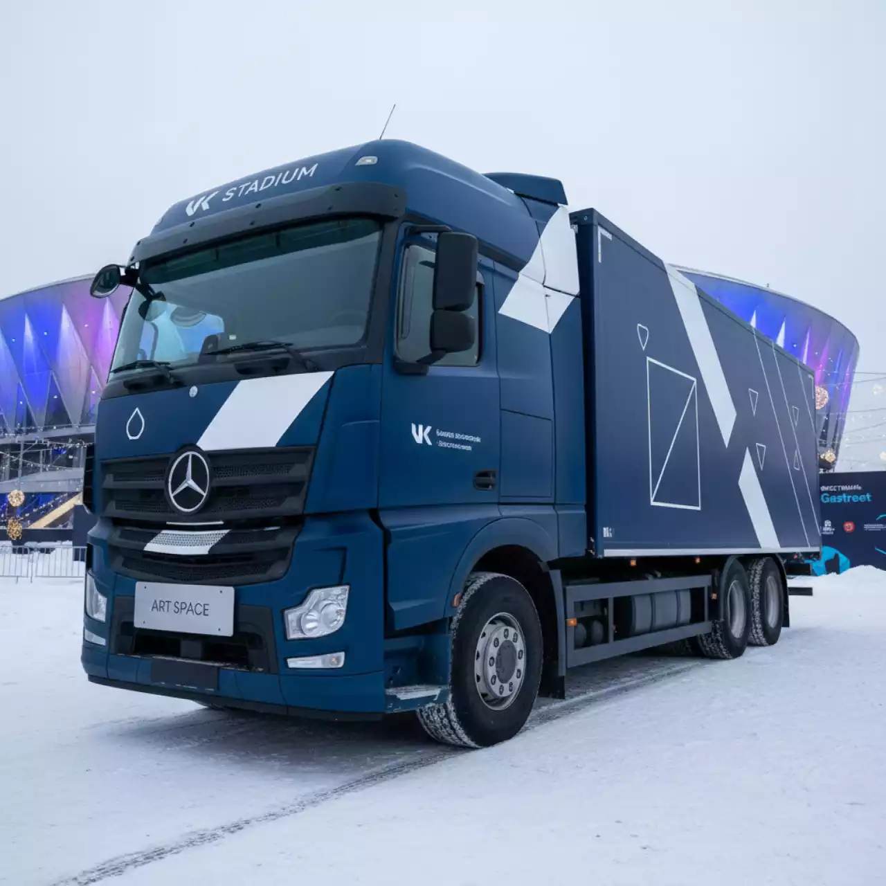 Аренда Оформление грузовика для компании Акватек в VK Stadium Sirius — ART SPACE