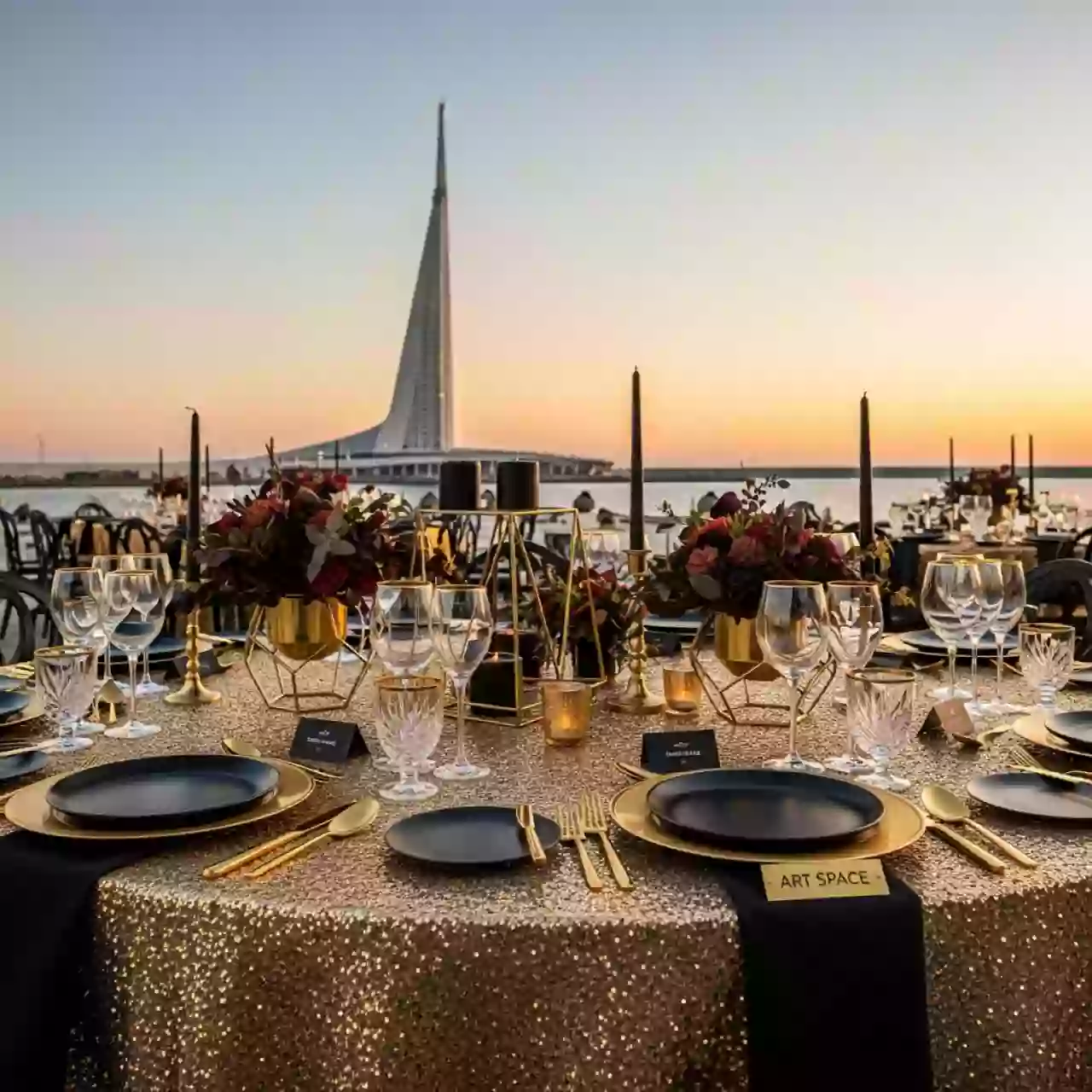 Аренда Оформление стола с золотой скатертью на территории Морпорта Сочи — ART SPACE