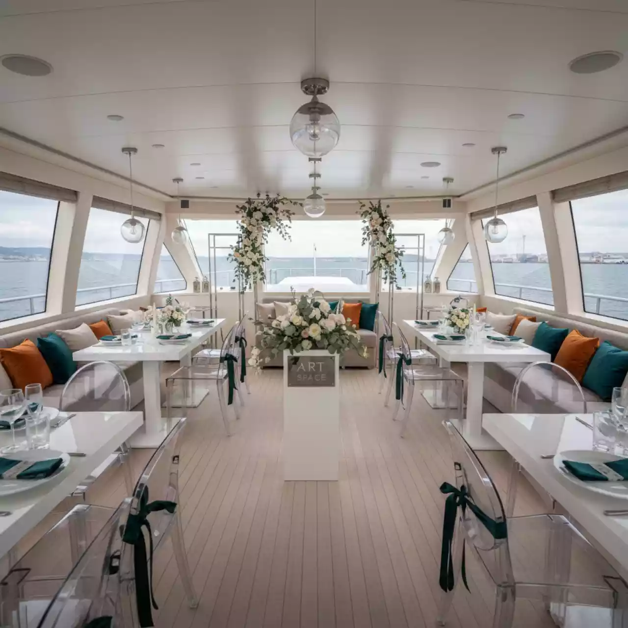 Аренда Оформление зала на свадьбу на VIP теплоходе (Морпорт Сочи) — ART SPACE