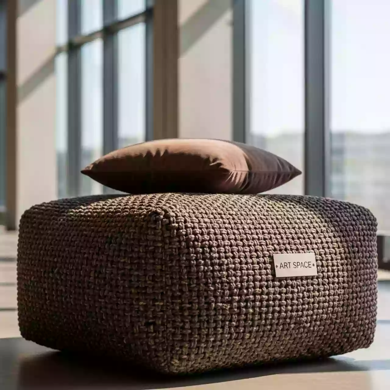 Аренда Оттоманка плетеная с подушкой коричневая Лунго в Pullman Sochi Centre — ART SPACE