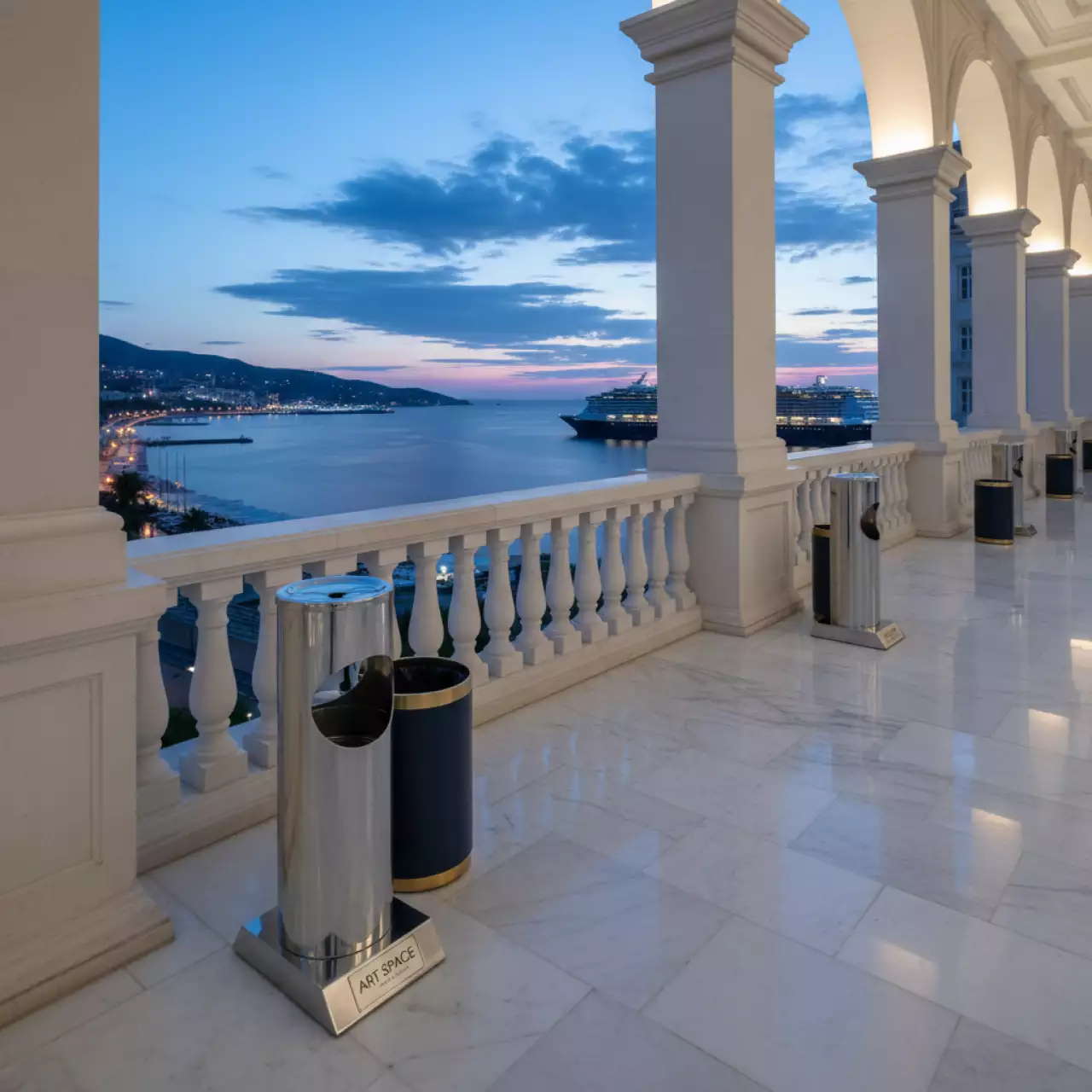 Аренда Пепельницы мусорные баки ведра в ресторане «Паруса» — ART SPACE