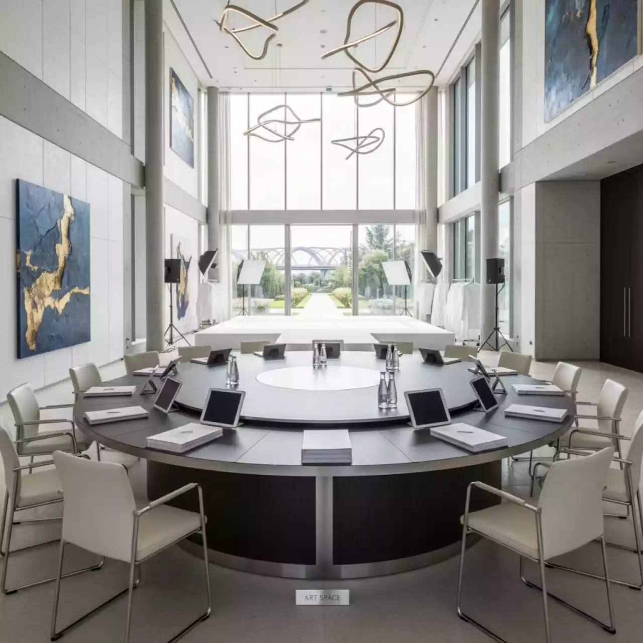 Аренда Переговорные столы диаметр 180 см в Bridge Resort — ART SPACE