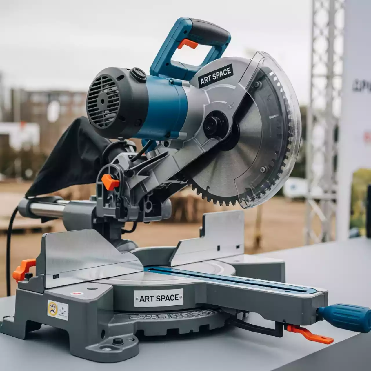 Аренда Пила торцовочная с протягом ЗУБР Профессионал ППТ 255 П 2000 Вт диск 255 мм в пляжном комплексе VinoGrad — ART SPACE