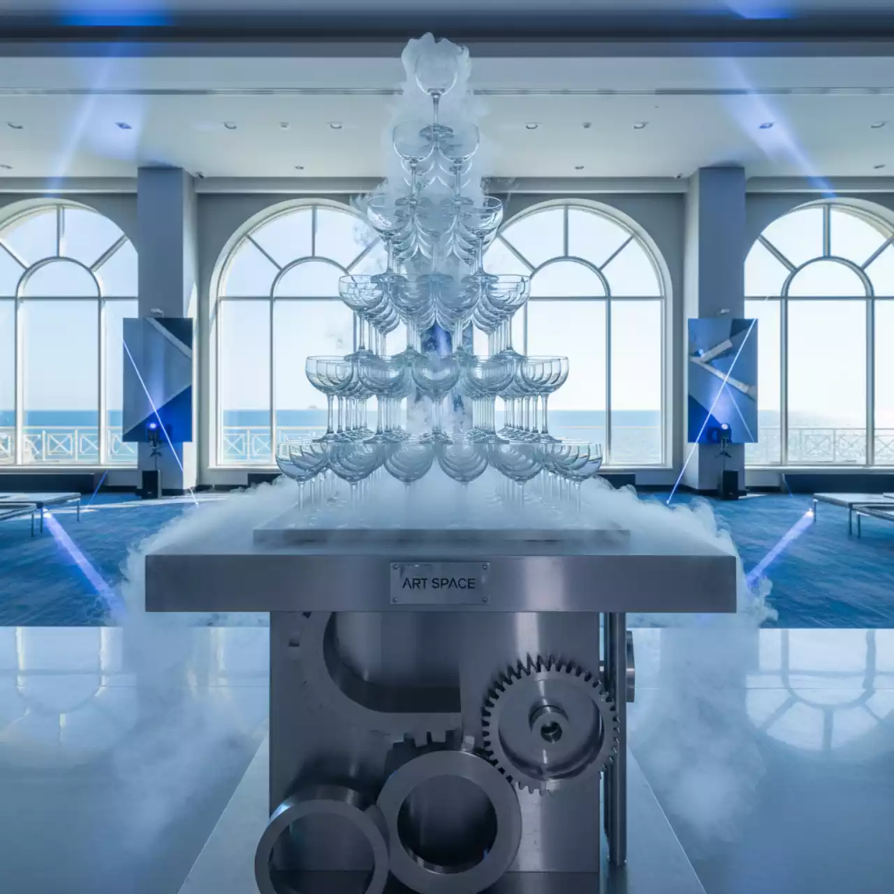 Аренда Пирамида из шампанского 56 бокалов в гранд-отеле «Жемчужина» — ART SPACE