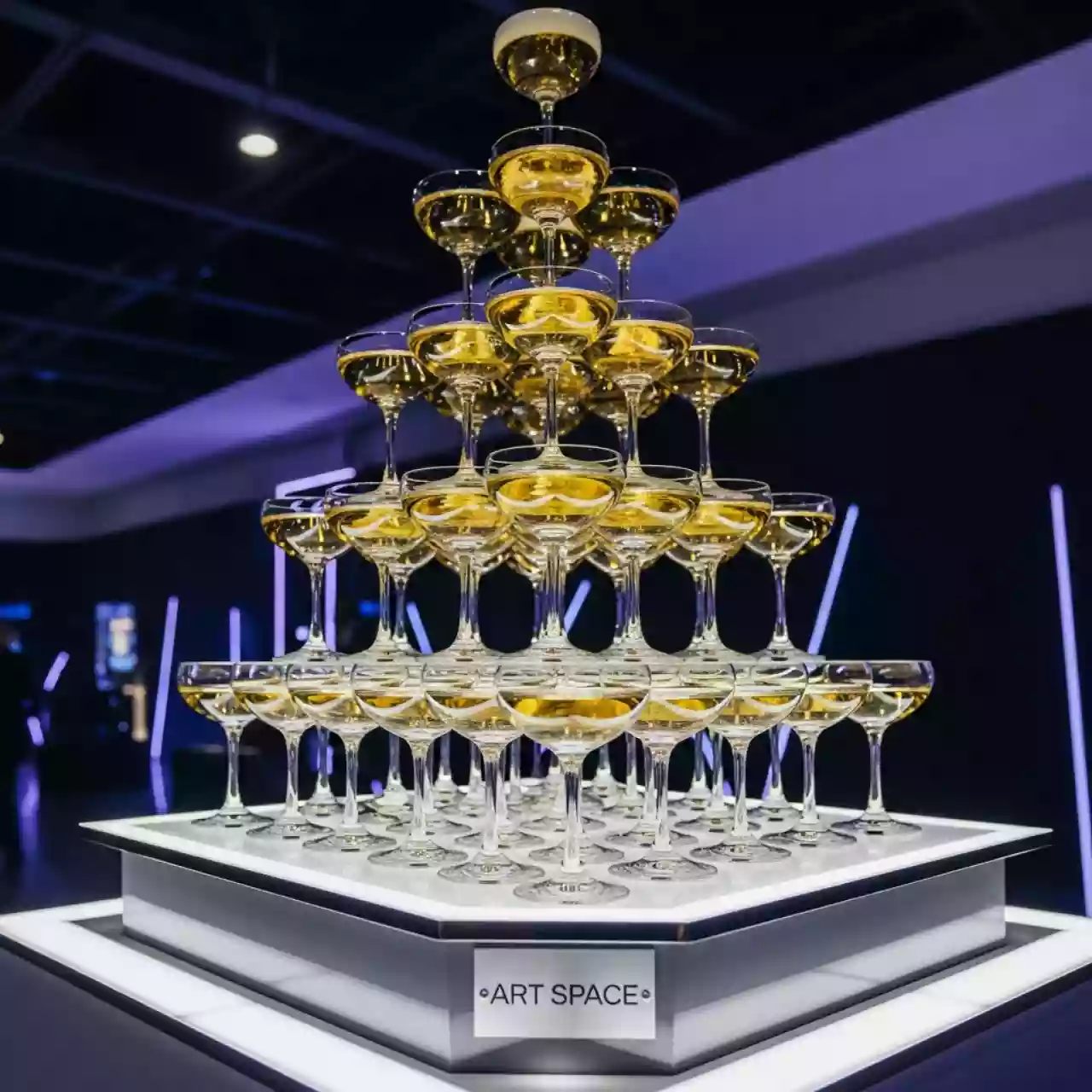 Аренда Пирамида из шампанского 56 бокалов в Университете «Сириус» — ART SPACE