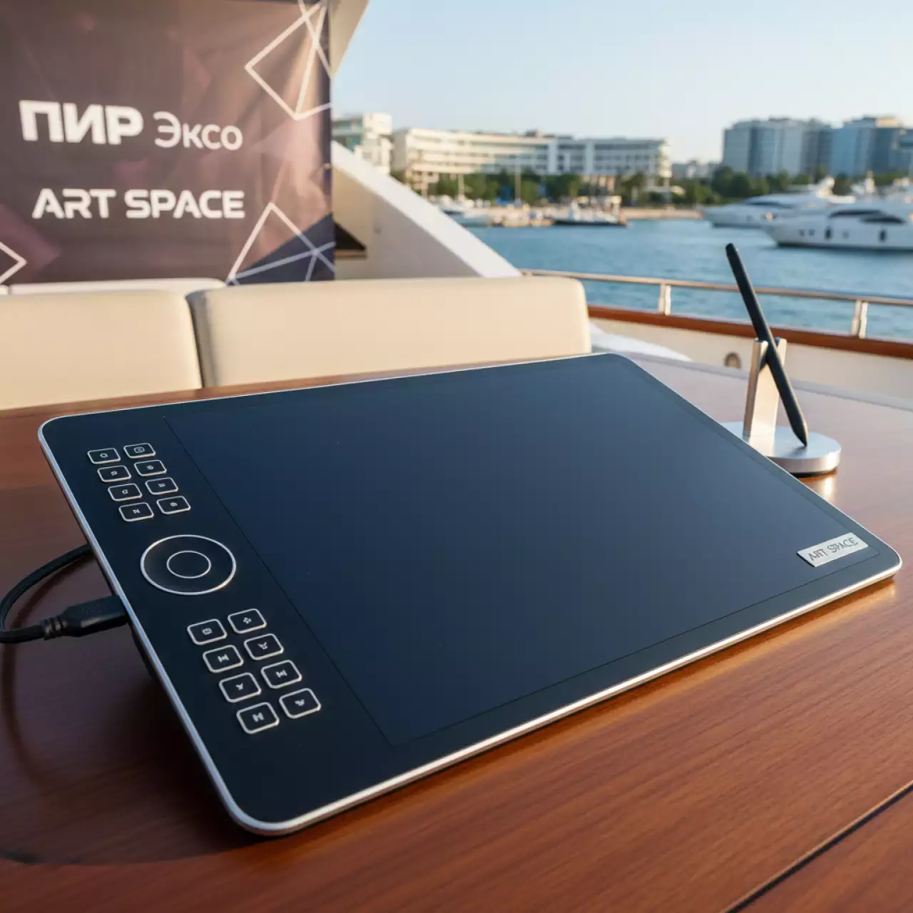 Аренда Планшет графический GTCO CalComp DrawingBoard VI на VIP-яхте (Имеретинский порт) — ART SPACE
