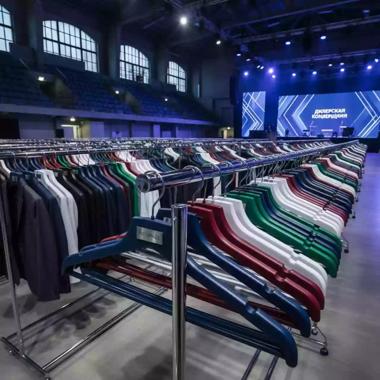 Аренда Плечики вешалки для одежды пластик в VK Stadium Sirius — ART SPACE