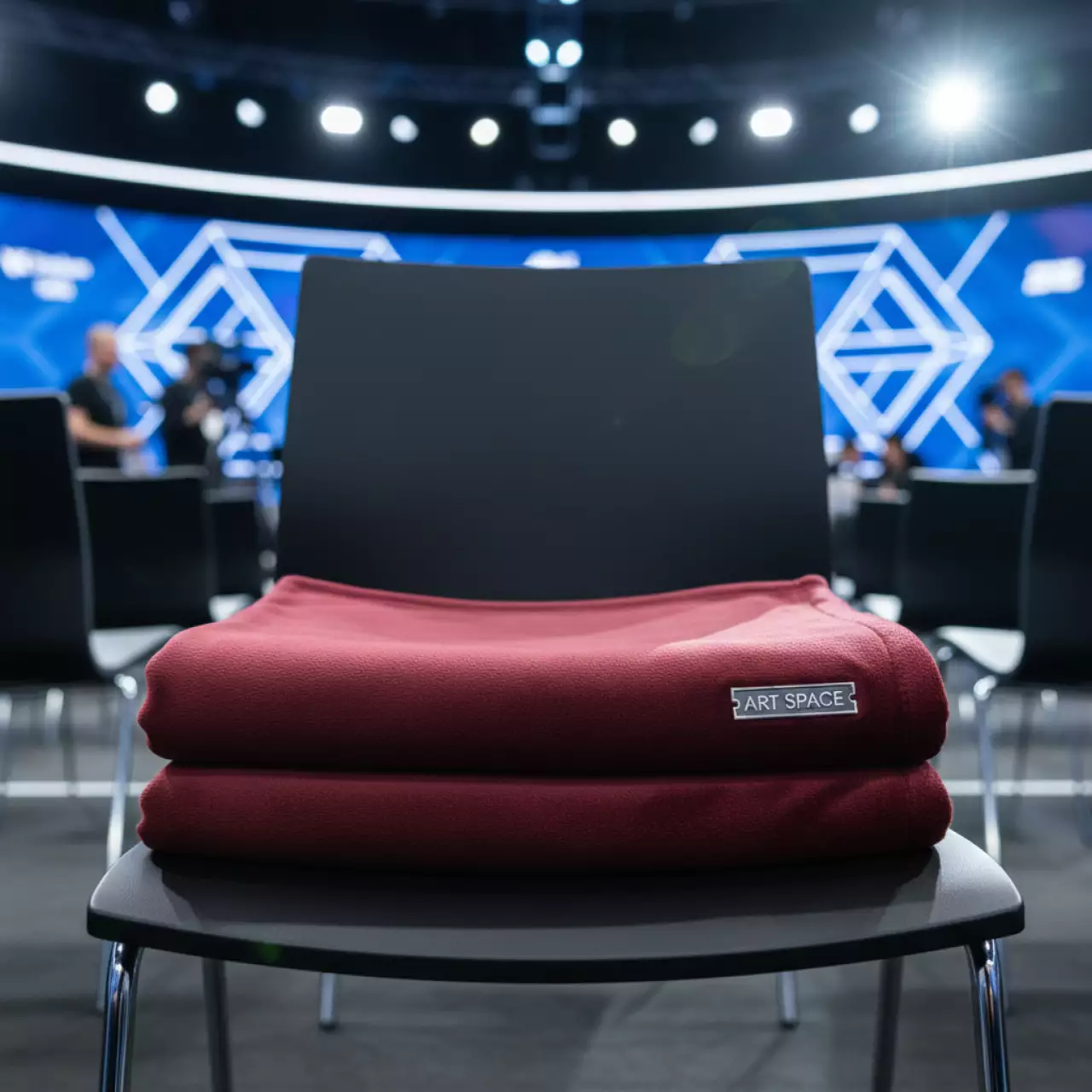 Аренда Плед флисовый бордовый в VK Stadium Sirius — ART SPACE