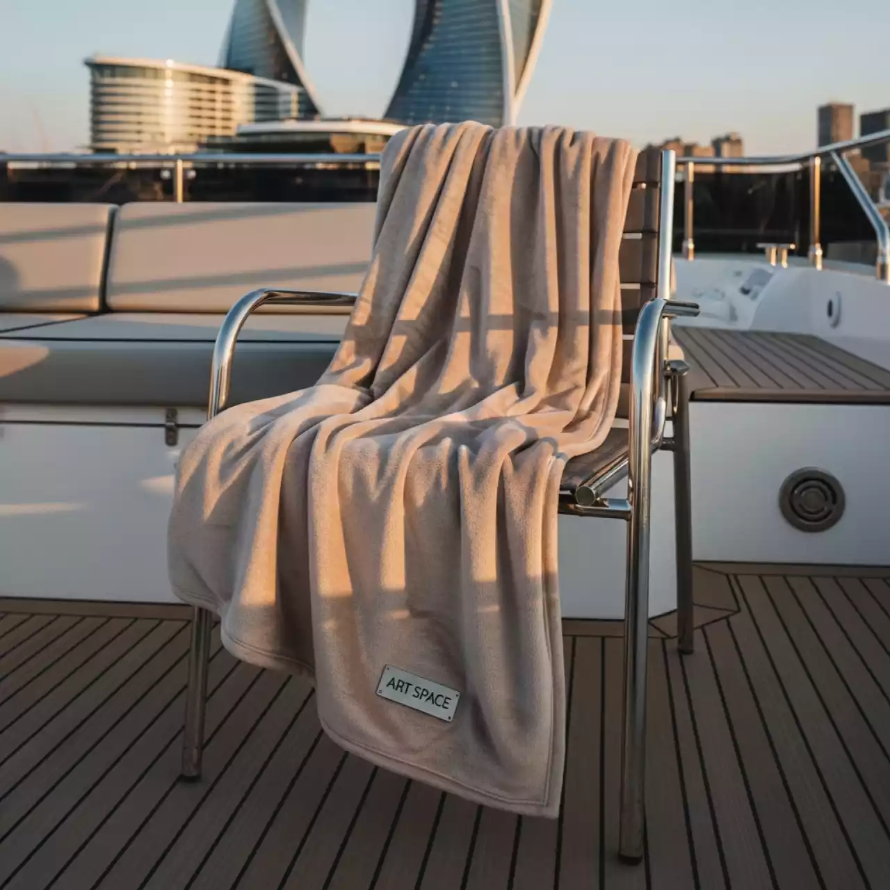 Аренда Плед велсофт бежевый на VIP-яхте (Имеретинский порт) — ART SPACE