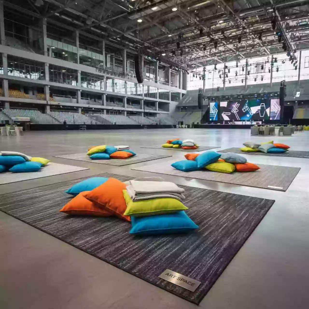 Аренда Пледы подушки и ковры в VK Stadium Sirius — ART SPACE