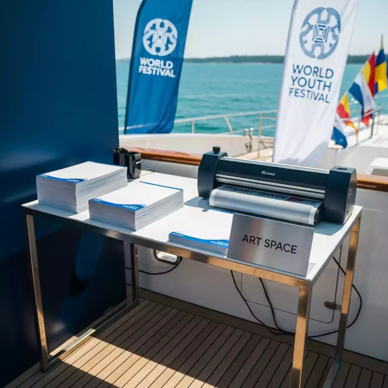 Аренда Пленка для ламинирования Fellowes 83x113 мм глянцевая 125 мкм на VIP-яхте (Имеретинский порт) — ART SPACE