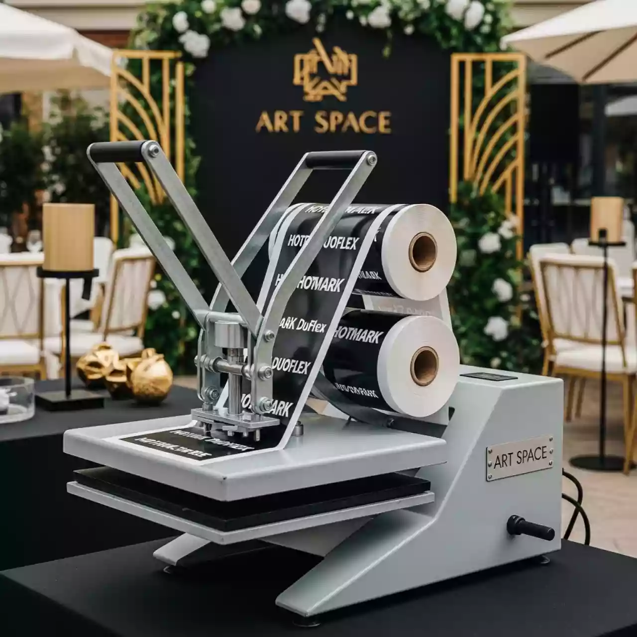 Аренда Пленка для термопереноса на ткань Hotmark Duoflex черно белая в ресторане «La Terrazza» — ART SPACE