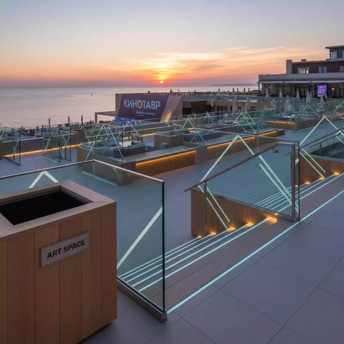 Аренда Пленка фотолюминесцентная Lucentis 200 240 мкм 1240х20 м в отеле Radisson Lazurnaya — ART SPACE