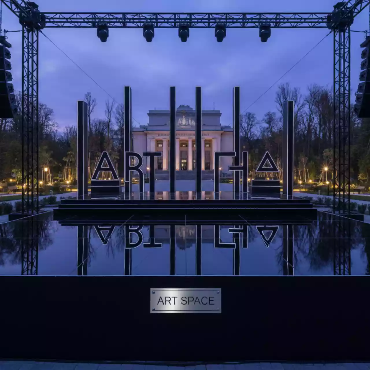 Аренда Пленка самоклеящаяся Foletti F070 G черная глянцевая в Зале органной и камерной музыки — ART SPACE