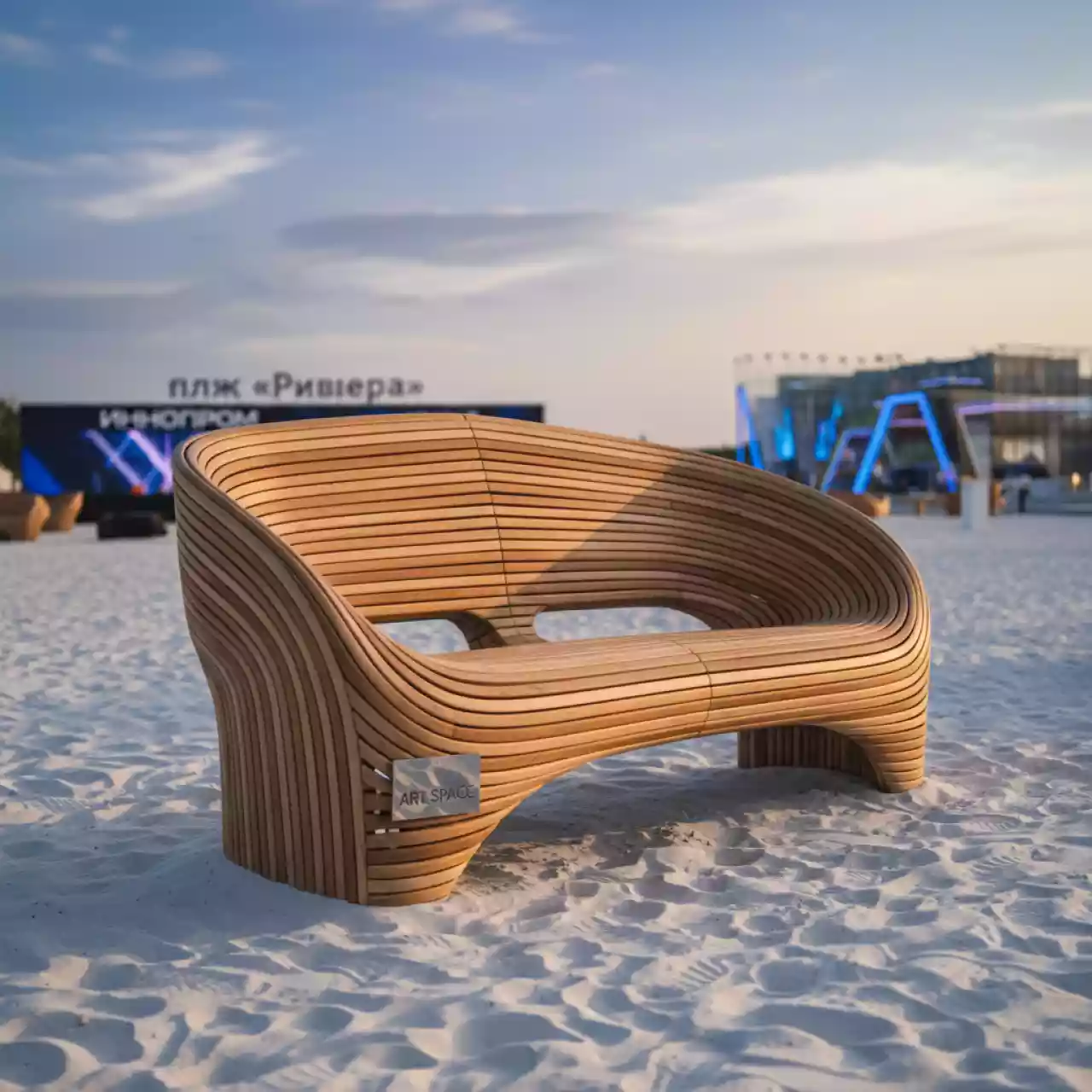 Аренда Плетеная софа Марсель двухместная пруток лиственница на пляже «Ривьера» — ART SPACE