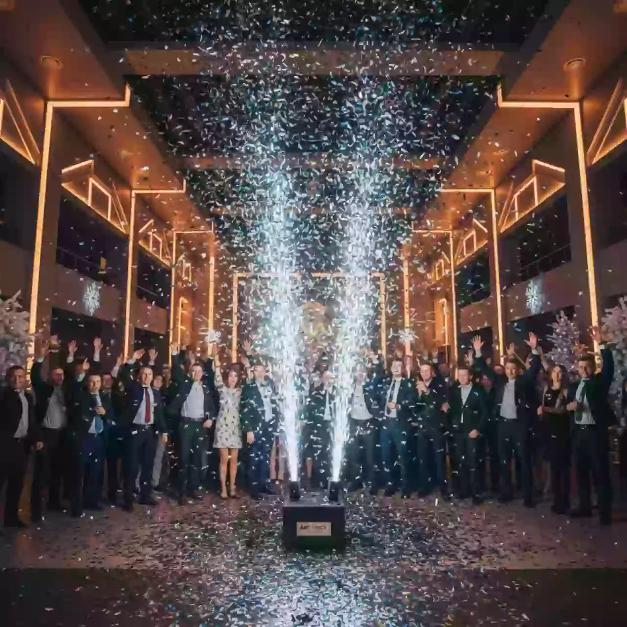 Аренда Пневмосалют залпы конфетти и серпантина в Red Arena — ART SPACE