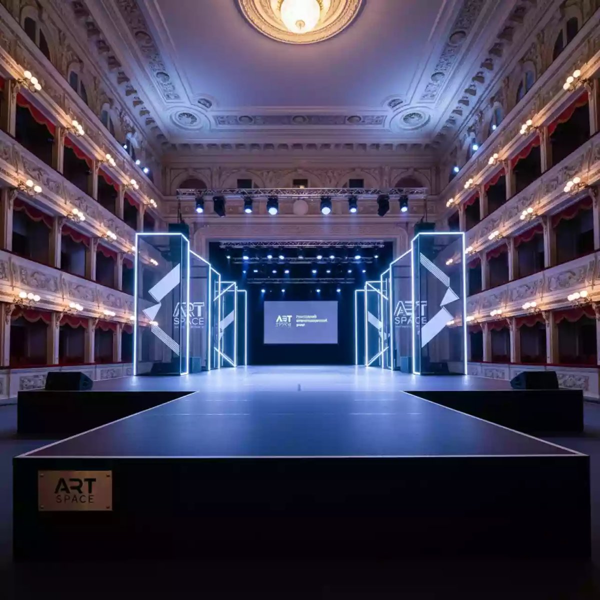 Аренда Подиум 10х8 для показов и концертов в Зимнем театре — ART SPACE