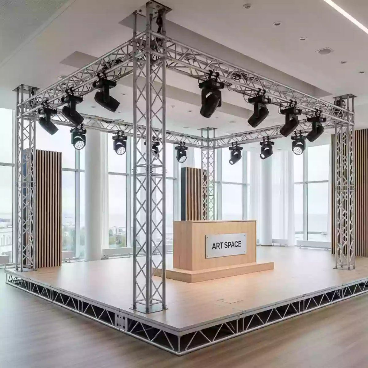 Аренда Подиум 6х4 м для показов и концертов в конгресс-холле отеля Жемчужина — ART SPACE