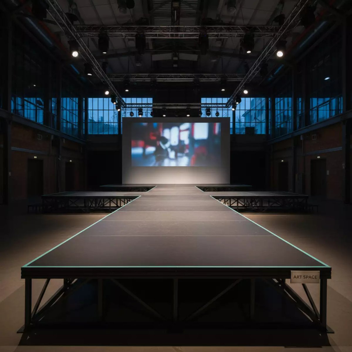 Аренда Подиум для моделей 3х4 м с выступом 2х4 м в Сириус Арене — ART SPACE