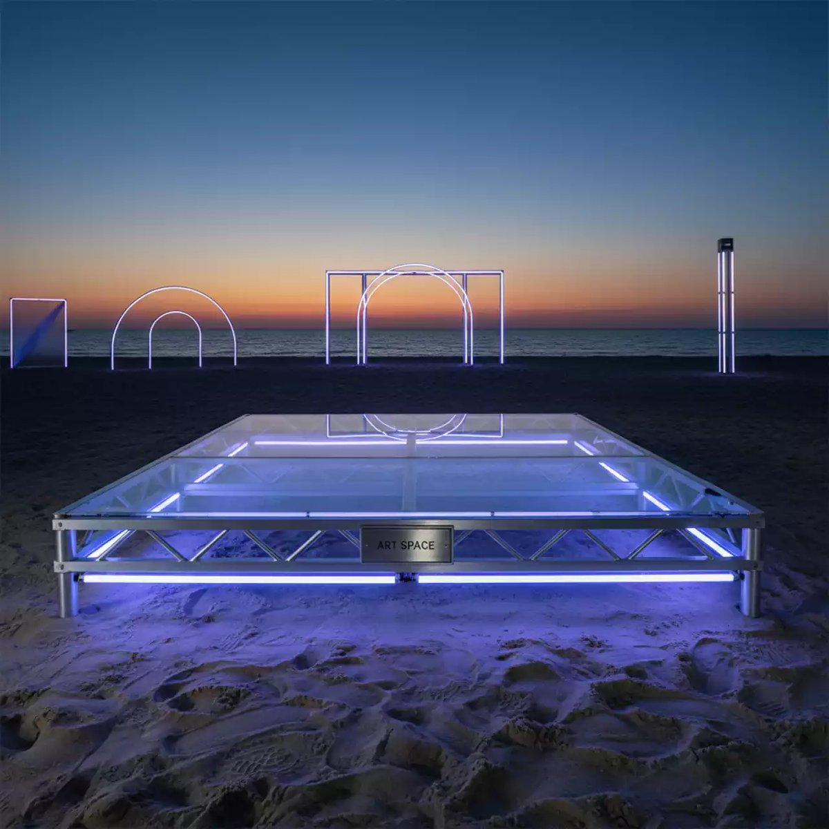 Аренда Подиум прозрачный для подсветки снизу на пляже «Мандарин» — ART SPACE