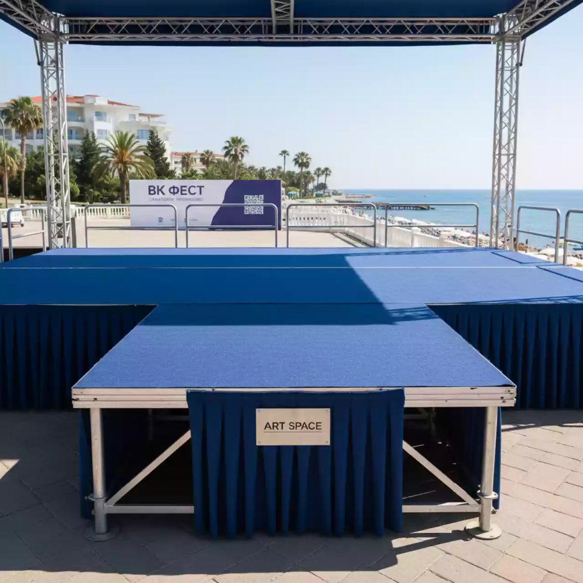 Аренда Подиум сценический 6х4 м с синим ковролином и синей драпировкой в санатории «Черноморье» — ART SPACE