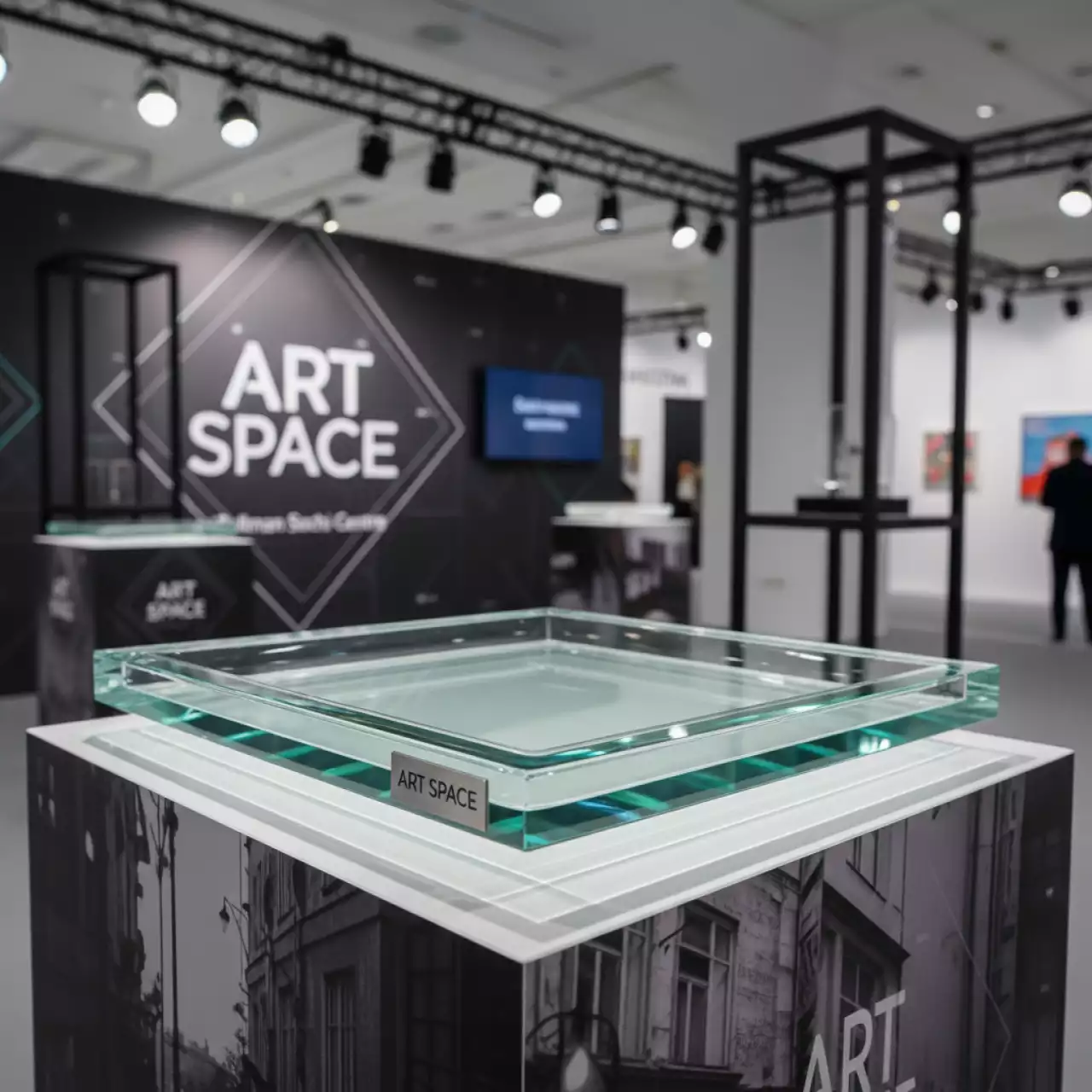 Аренда Поднос квадратный Zeiher из прозрачного стекла 420х420 мм в Pullman Sochi Centre — ART SPACE