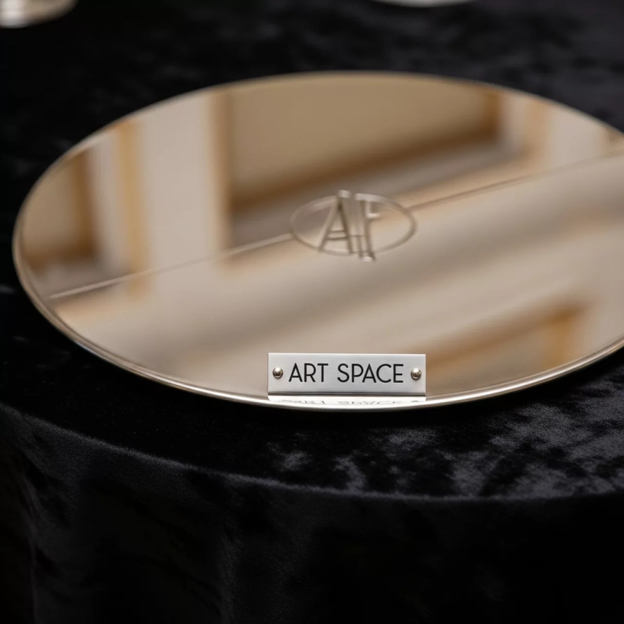 Аренда Поднос металлический круглый в усадьбе Голицына — ART SPACE