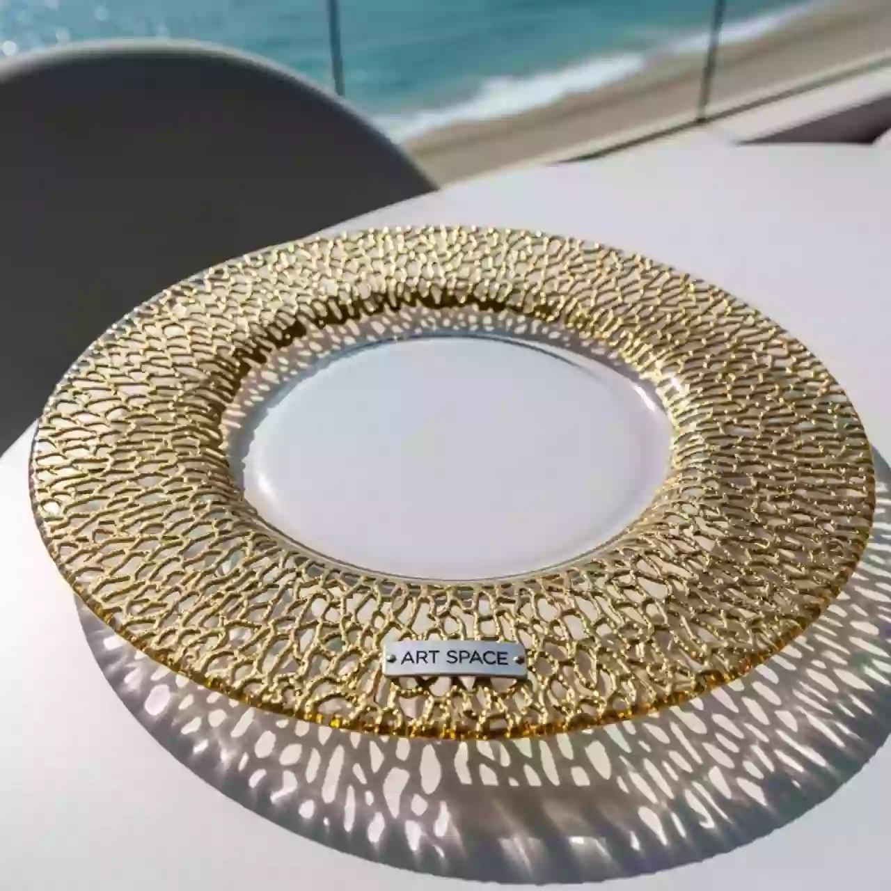 Аренда Подстановочная тарелка Коралл золото на пляже «Ривьера» — ART SPACE