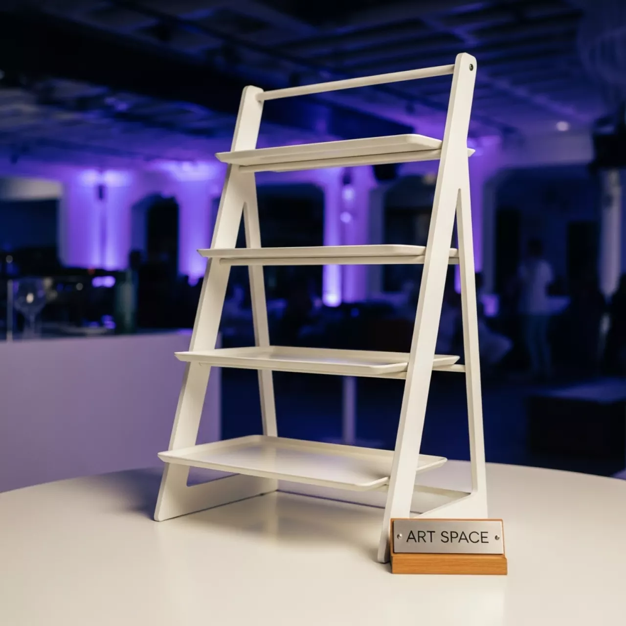 Аренда Подставка для фуршетного подноса лесенка 4 ступени в пляжном клубе Del Mar — ART SPACE