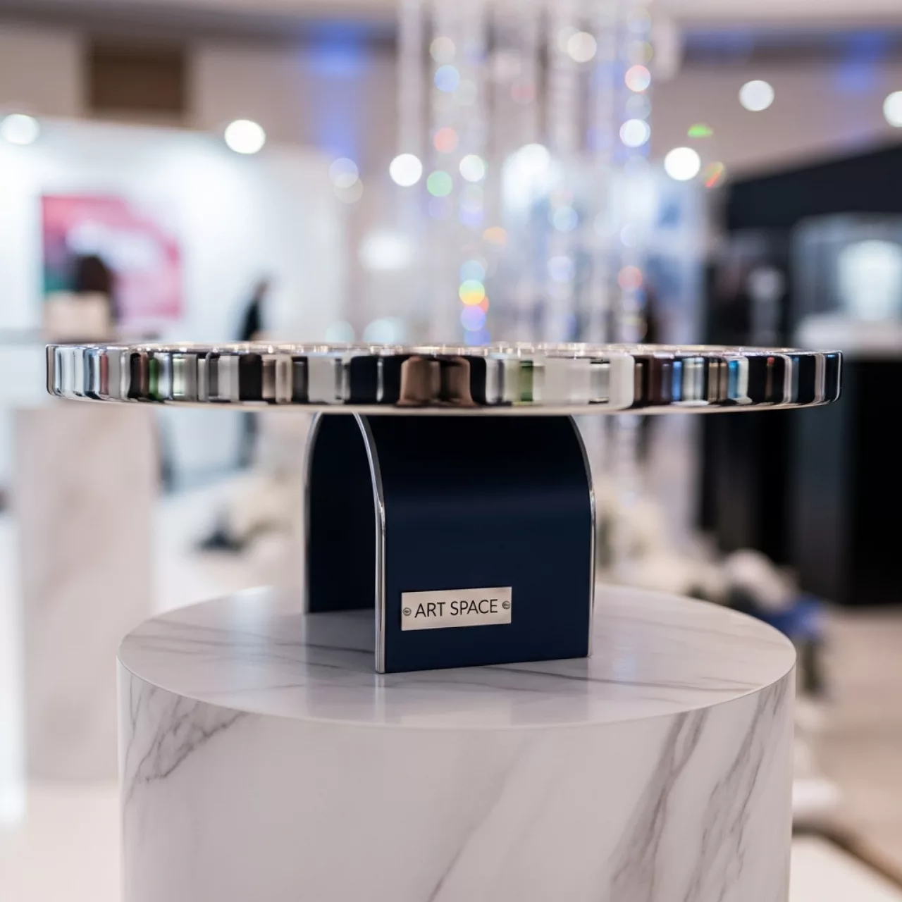 Аренда Подставка для торта и десертов диаметр 27 см в банкетном зале «Дельфин» — ART SPACE